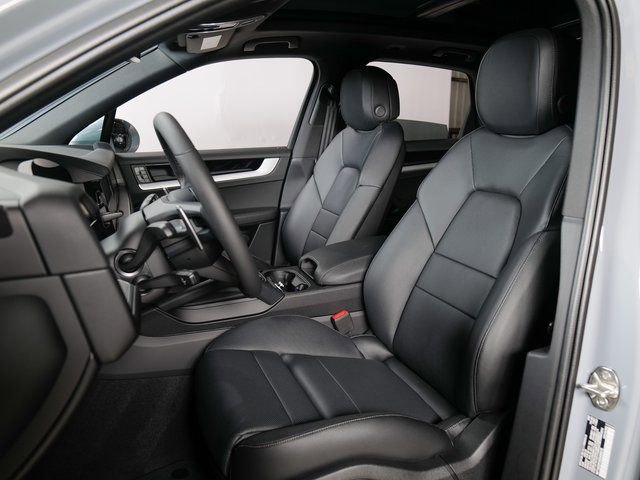 Certified 2025 Porsche Cayenne image 5