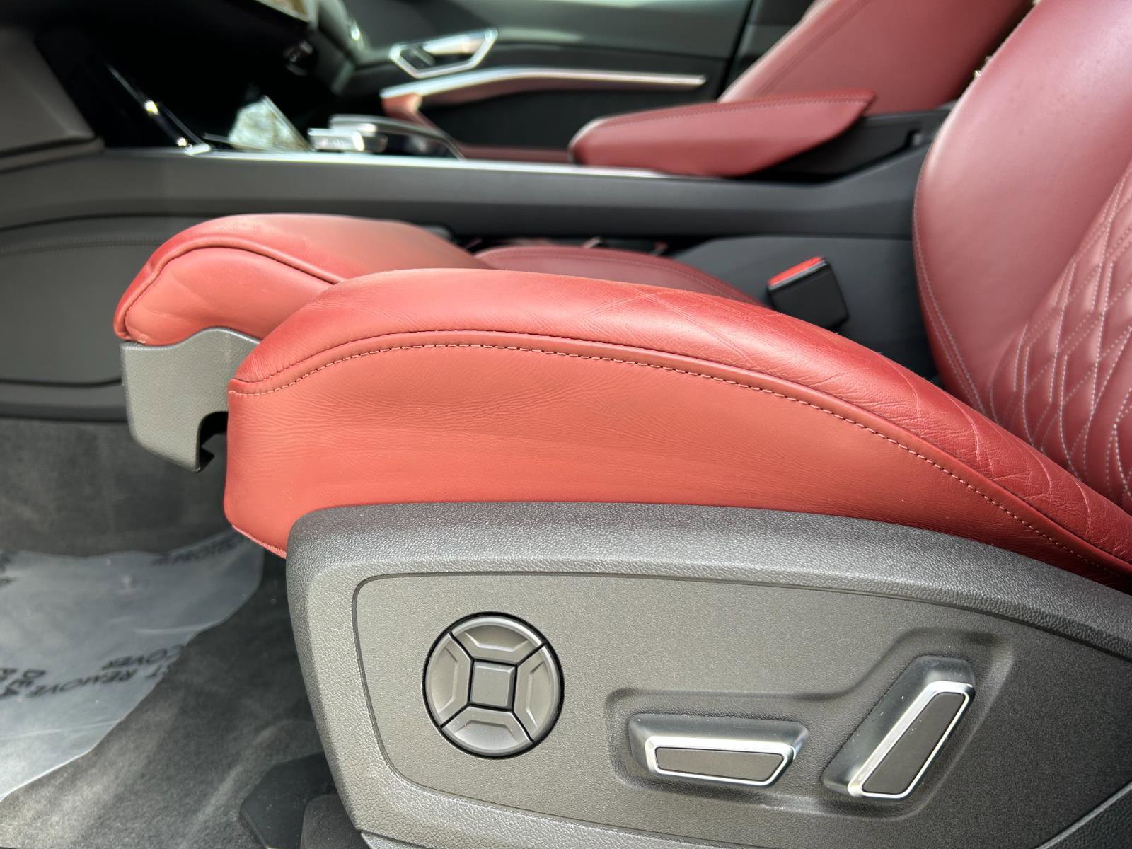 Used 2023 Audi e-tron S Prestige w/ Prestige Package image 18