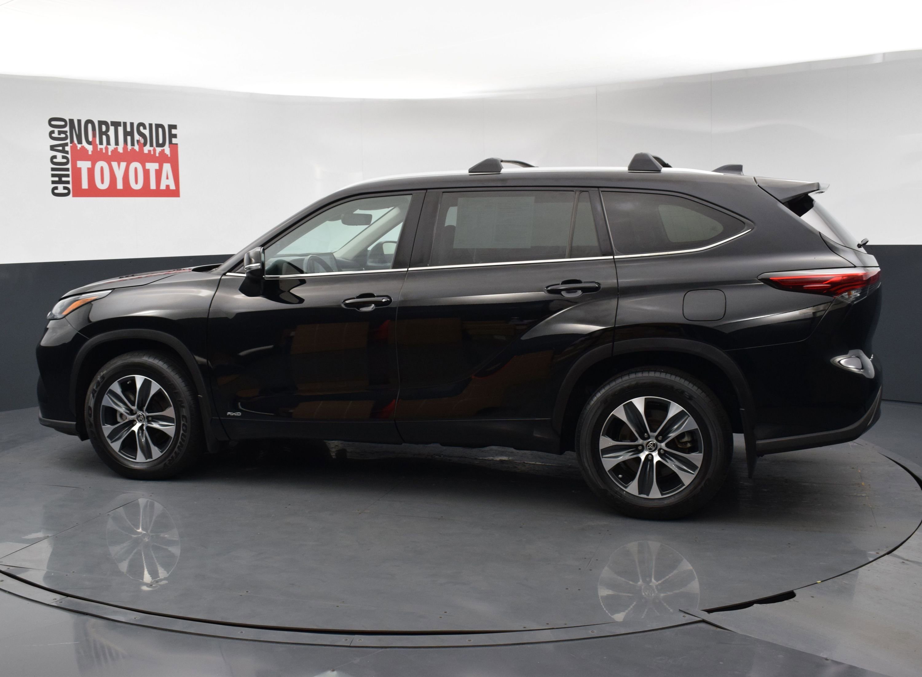 Used 2022 Toyota Highlander XLE AWD/4WD image 2