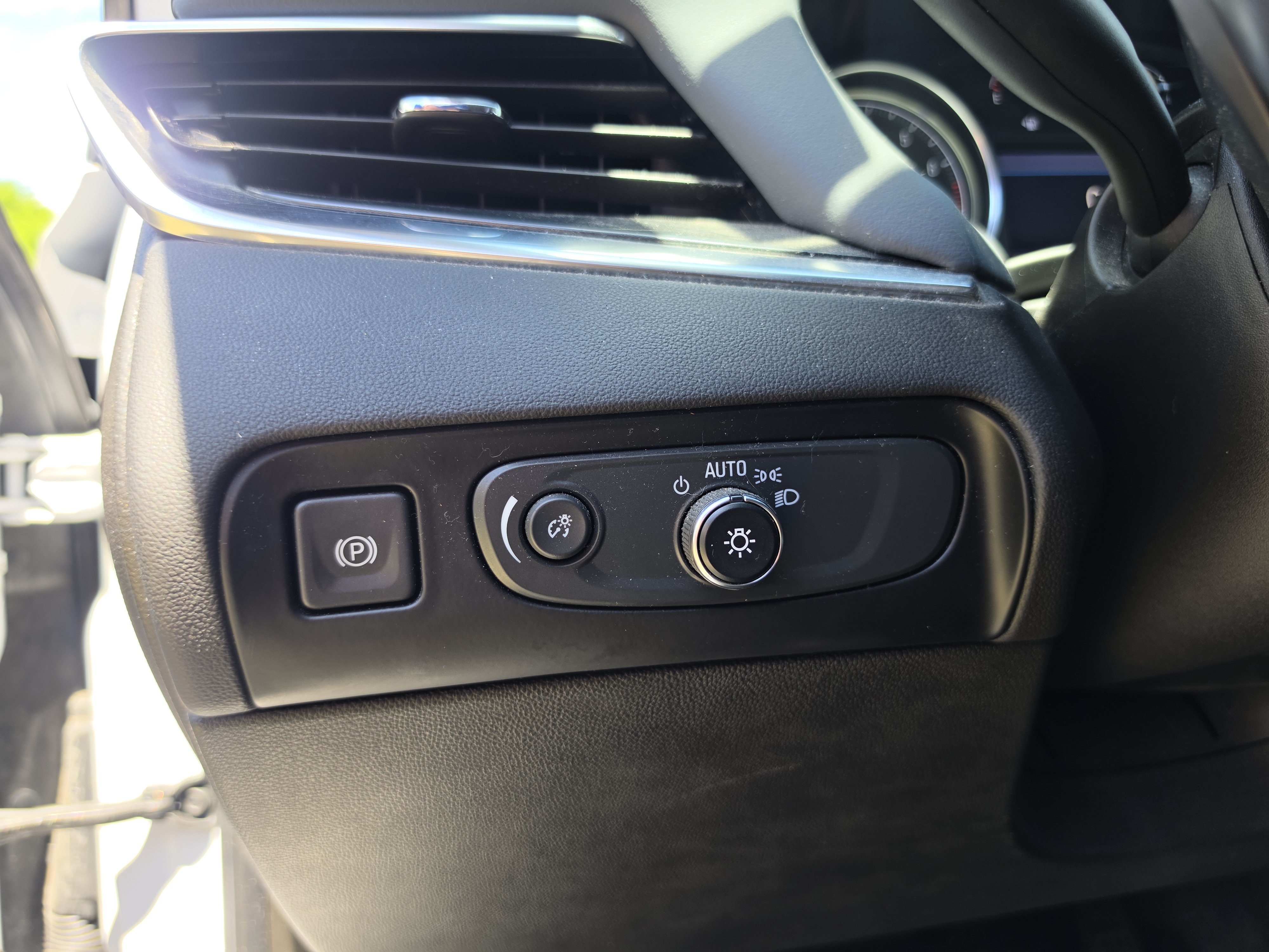 Used 2021 Buick Enclave Essence AWD/4WD image 18