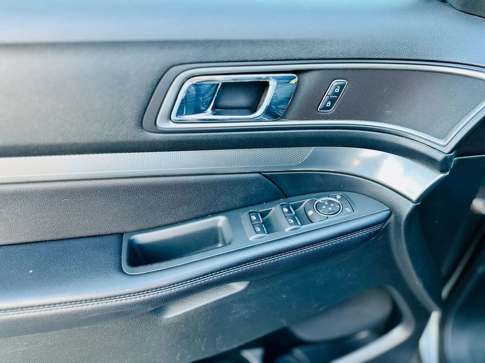 Used 2018 Ford Explorer XLT FWD image 8