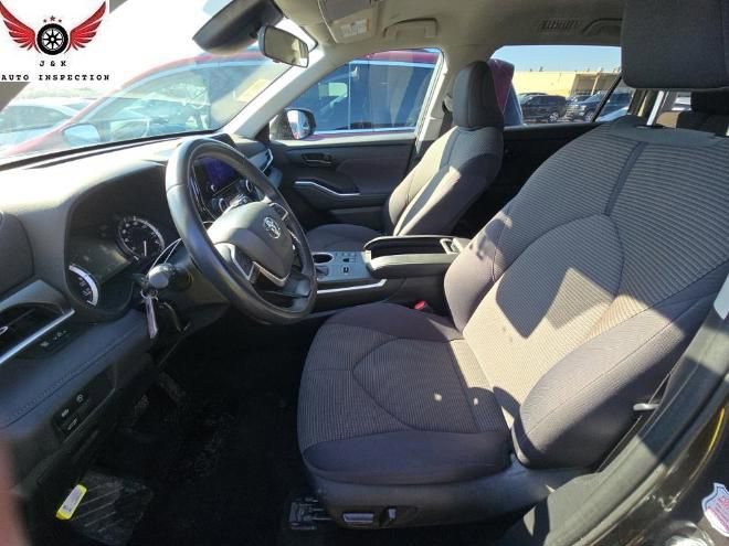 Used 2024 Toyota Highlander LE FWD image 9