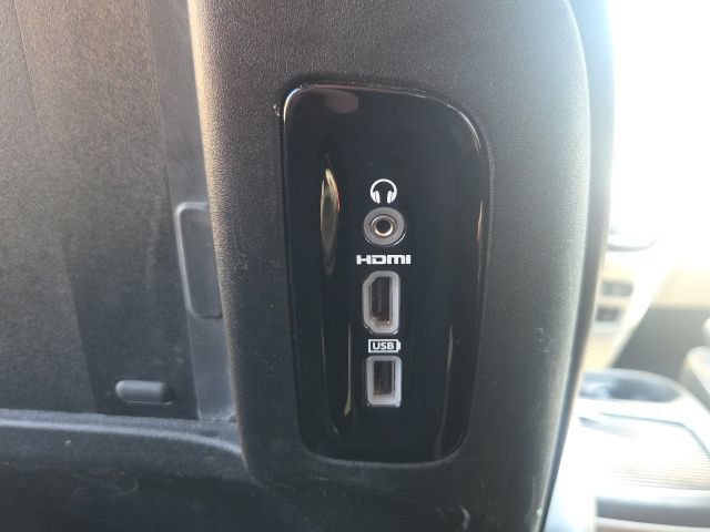 Used 2017 Chrysler Pacifica Limited w/ UConnect Theater Package FWD image 19
