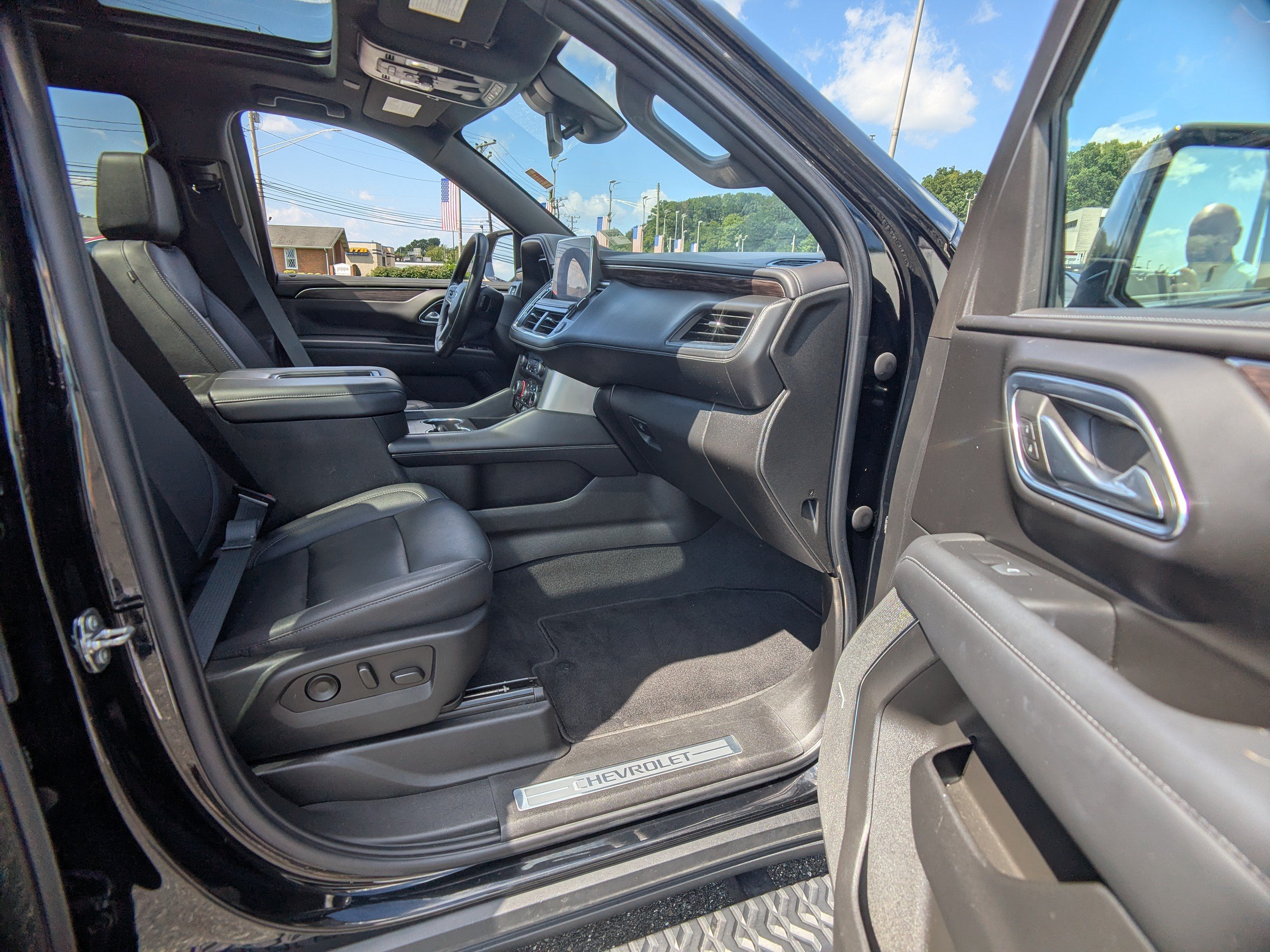 Certified 2023 Chevrolet Tahoe Z71 w/ Luxury Package AWD/4WD image 12