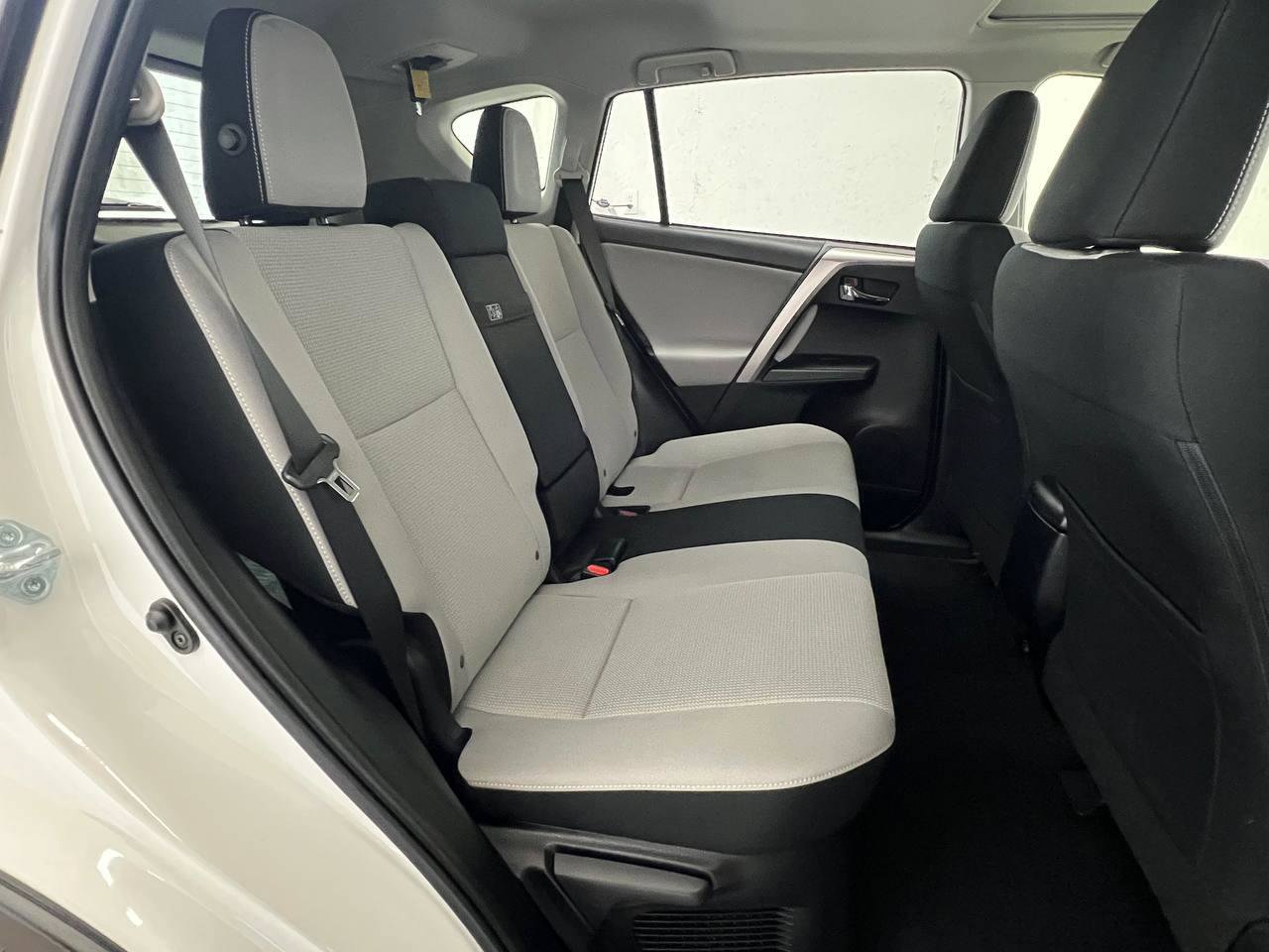 Used 2017 Toyota RAV4 XLE AWD/4WD image 14