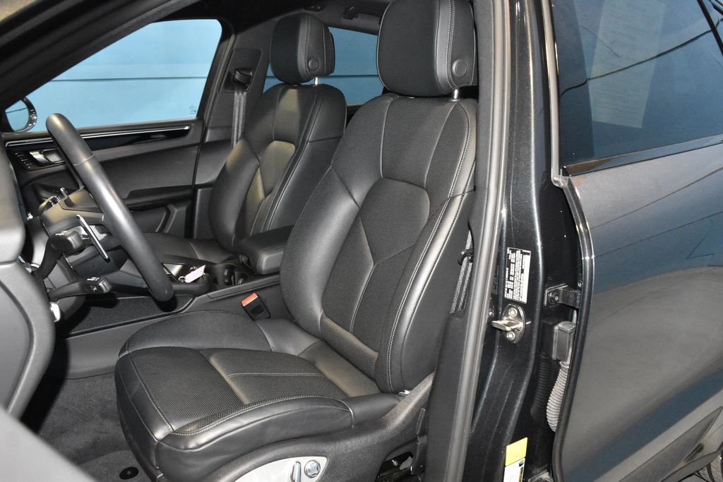 Certified 2025 Porsche Macan image 6