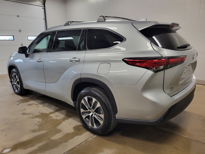 Used 2021 Toyota Highlander XLE AWD/4WD image 5