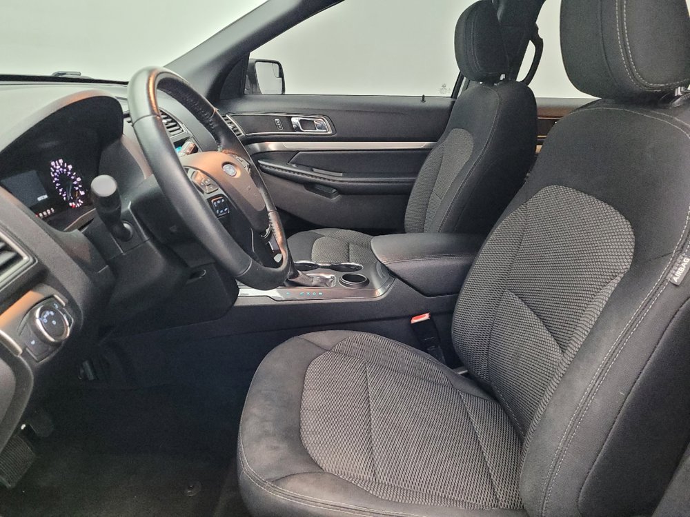 Used 2018 Ford Explorer XLT image 17