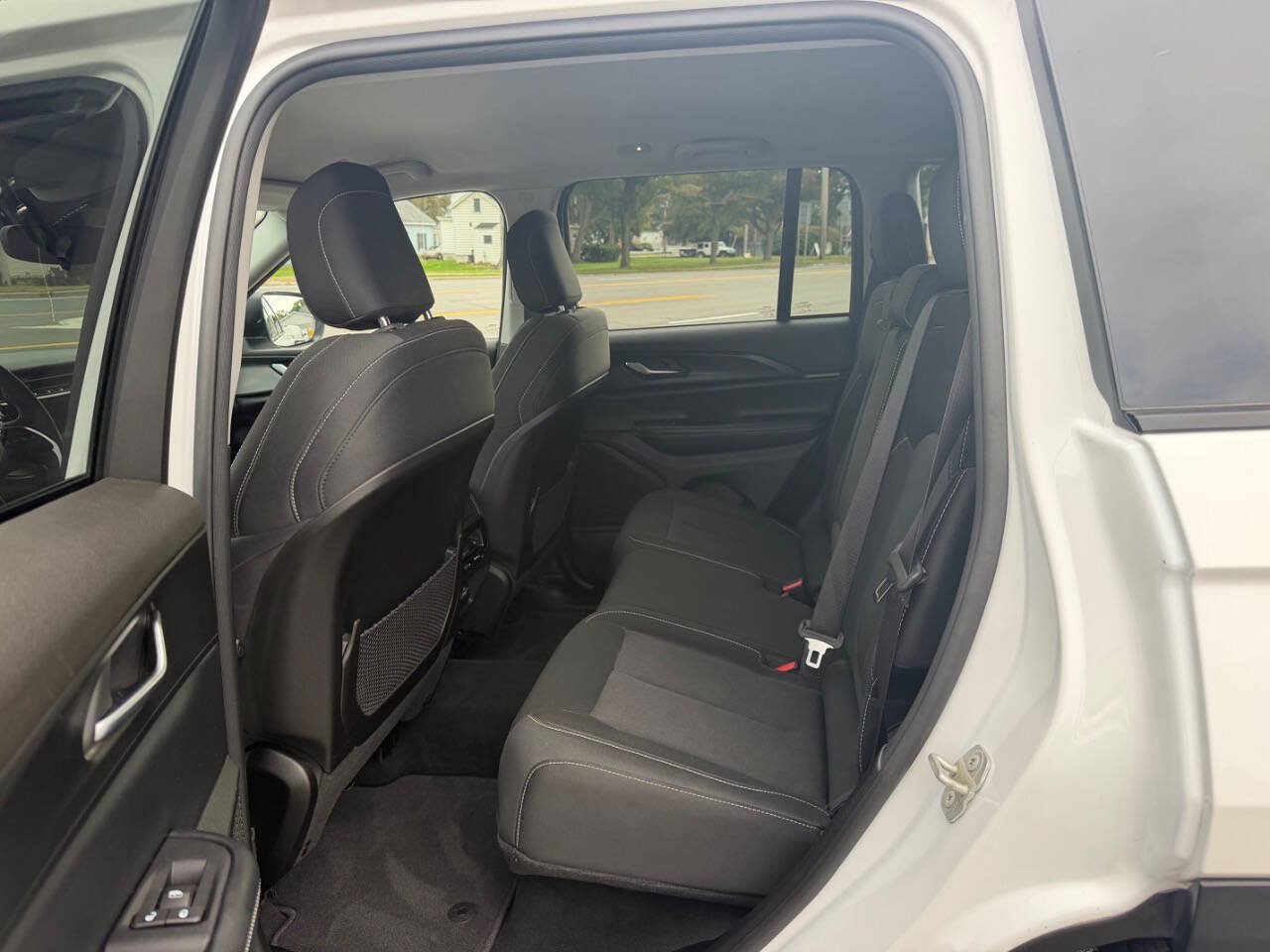 Used 2023 Jeep Grand Cherokee Laredo w/ Luxury Tech Group I AWD/4WD image 20