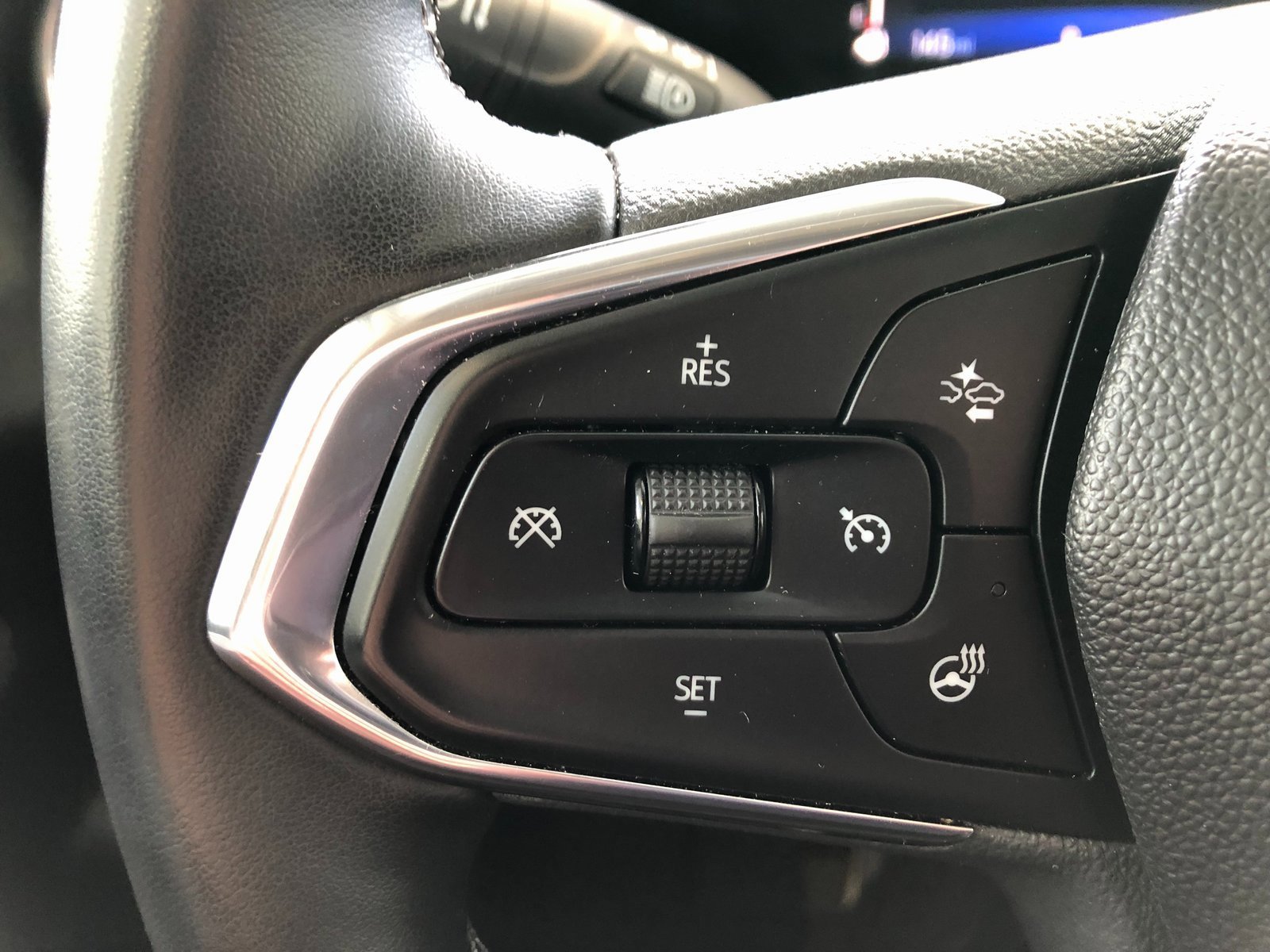 Used 2024 Chevrolet Trax LT w/ Sunroof Package image 32