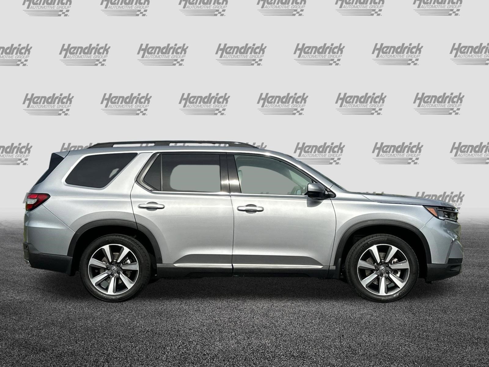 Used 2025 Honda Pilot Touring image 3