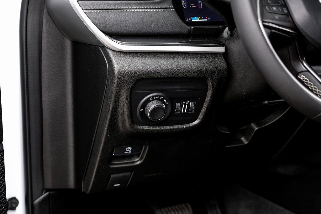 Used 2023 Jeep Grand Cherokee Laredo w/ Luxury Tech Group I image 38