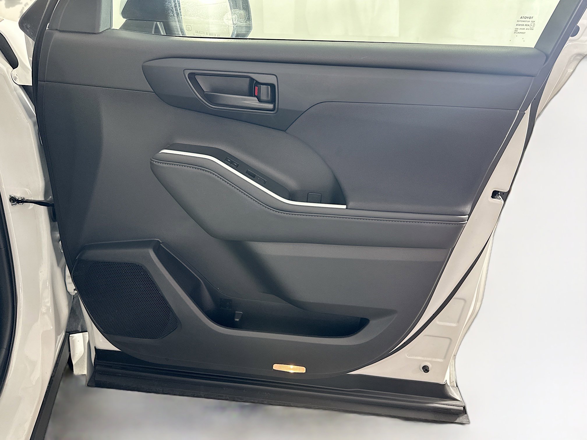 Used 2024 Toyota Highlander LE image 35