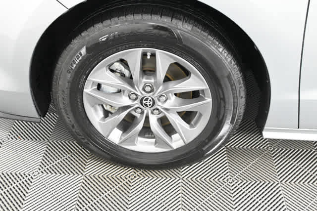 Used 2024 Toyota Sienna XLE image 29