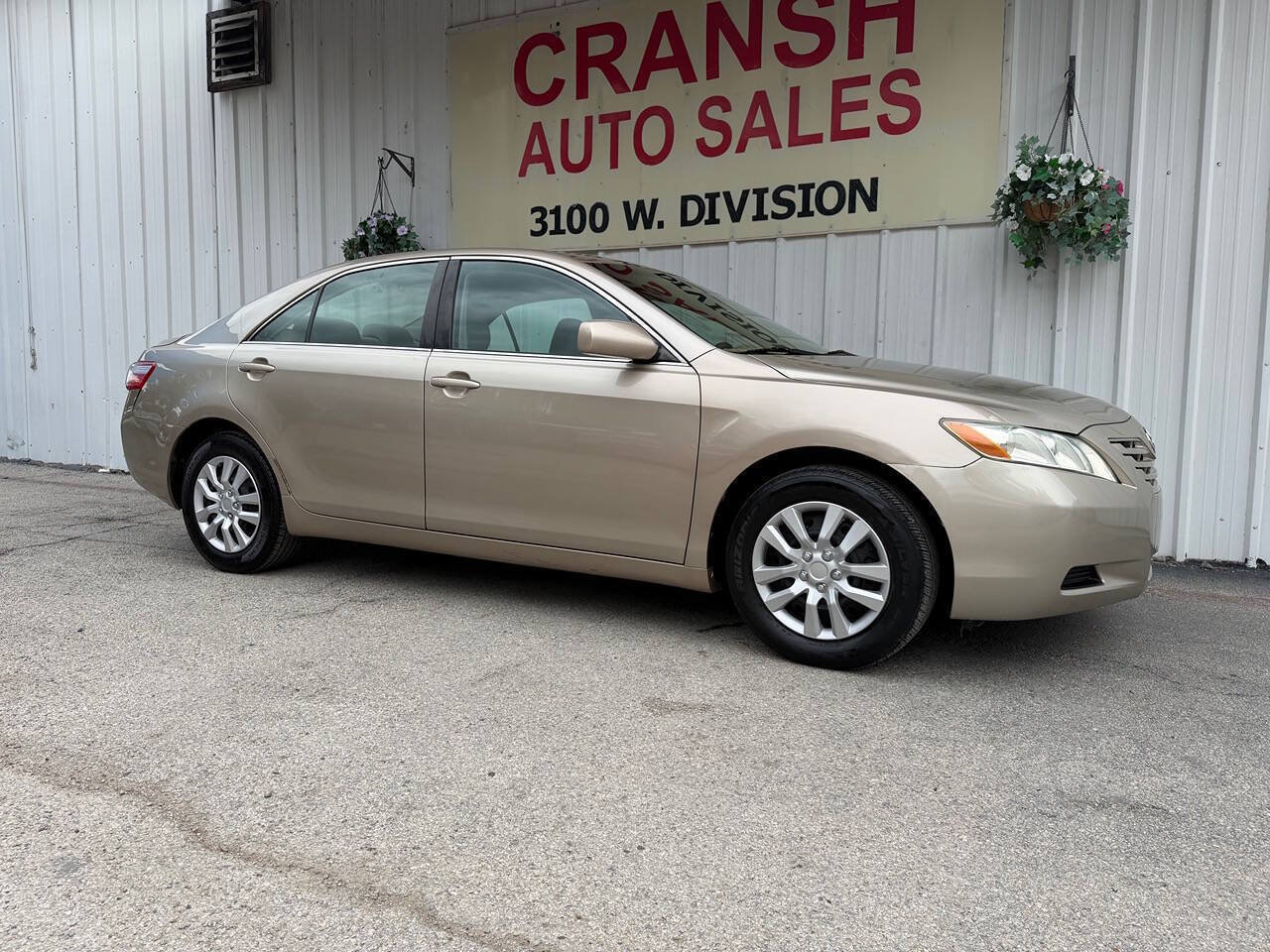 Used 2009 Toyota Camry LE FWD image 2