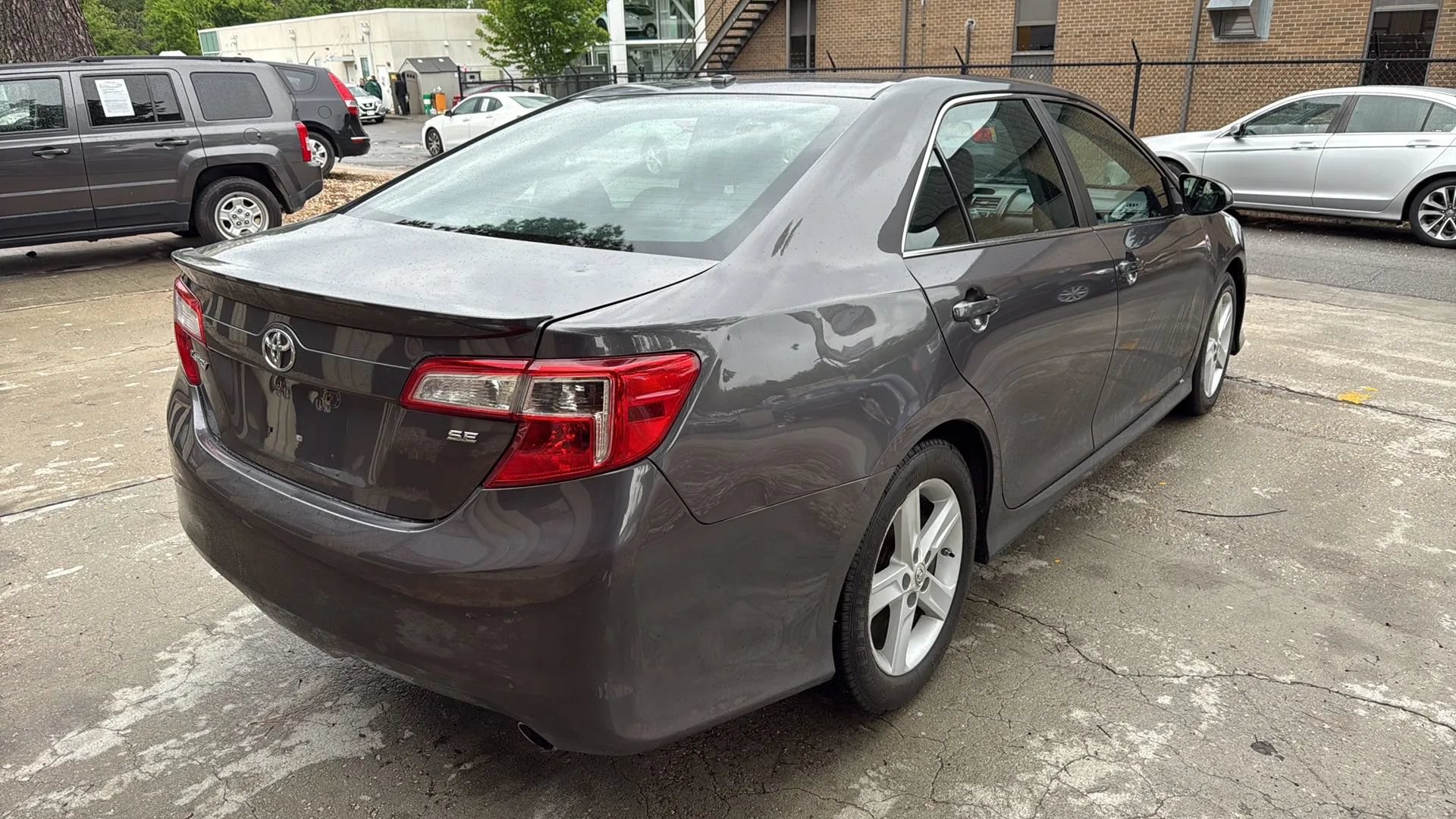 Used 2014 Toyota Camry SE w/ Moonroof Package FWD image 5