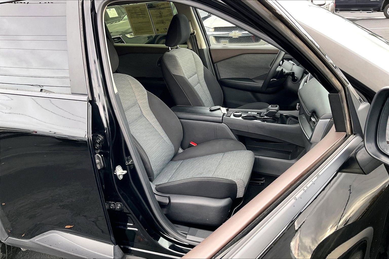 Used 2023 Nissan Rogue SV image 7