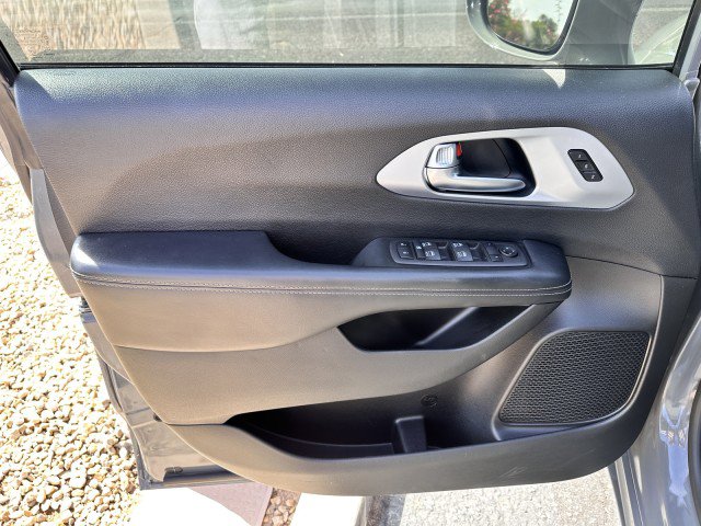 Used 2021 Chrysler Pacifica Touring-L w/ Uconnect Theater Family Group FWD image 10