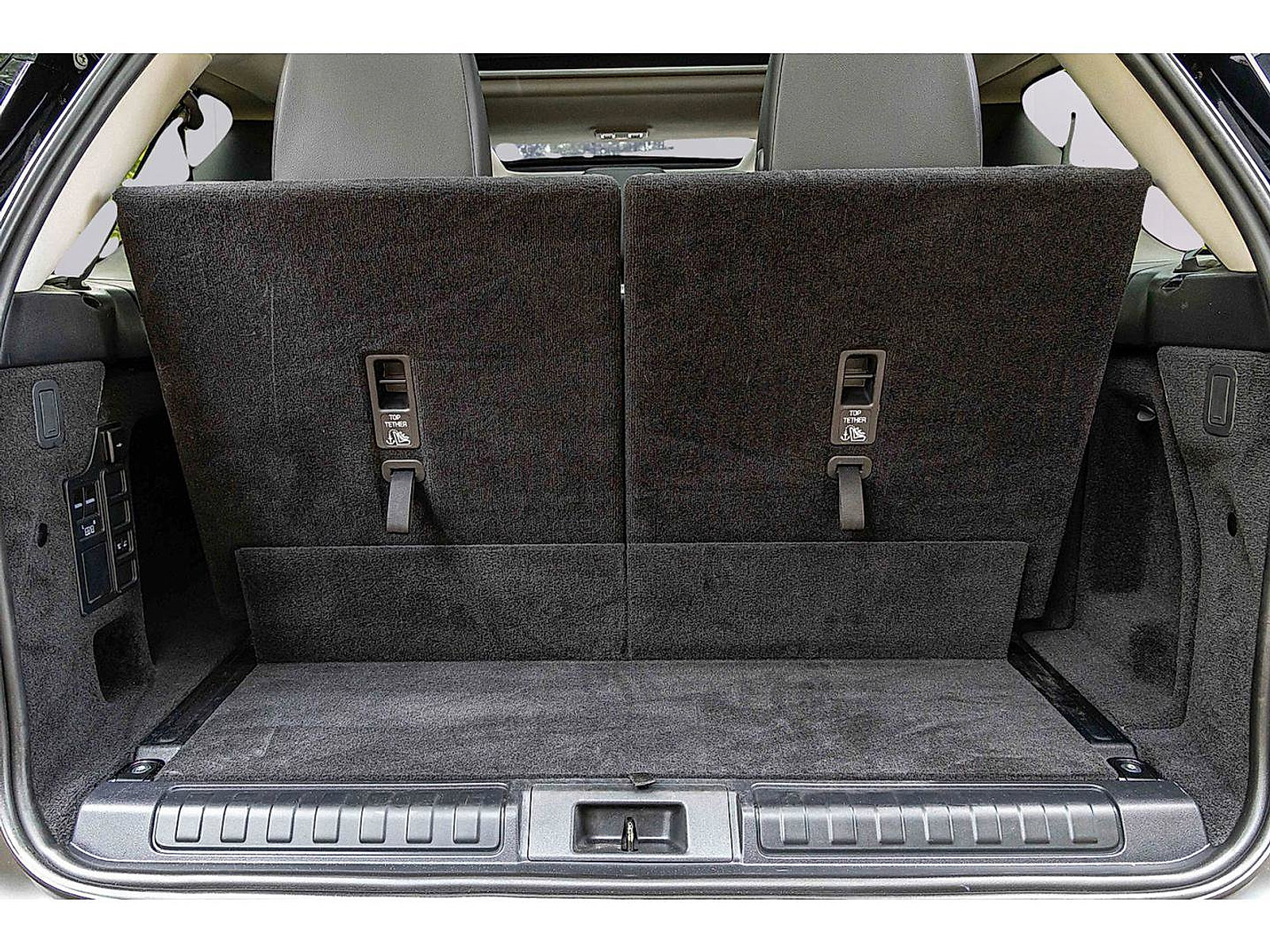 Used 2024 Land Rover Discovery S image 25