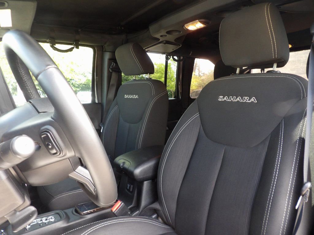 Used 2017 Jeep Wrangler Unlimited Sahara w/ Connectivity Group image 9