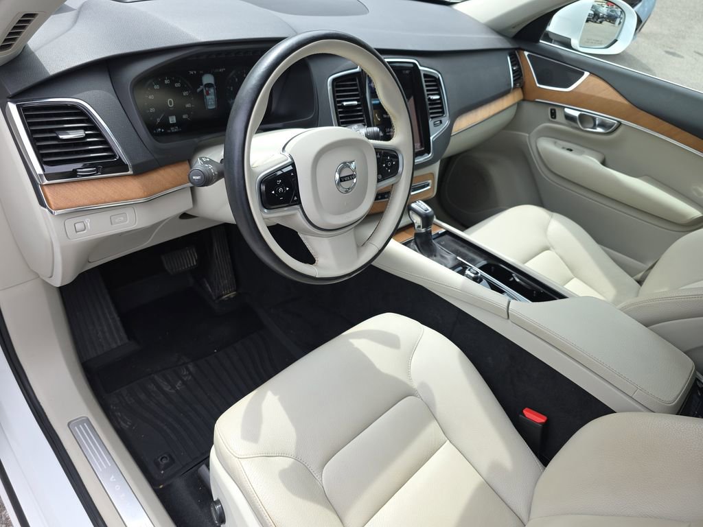 Used 2022 Volvo XC90 T5 Momentum w/ Advanced Package image 9