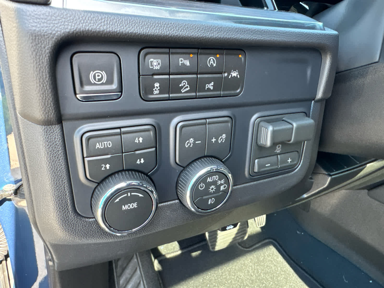 New 2027 Chevrolet Suburban LT w/ Comfort Package AWD/4WD image 23