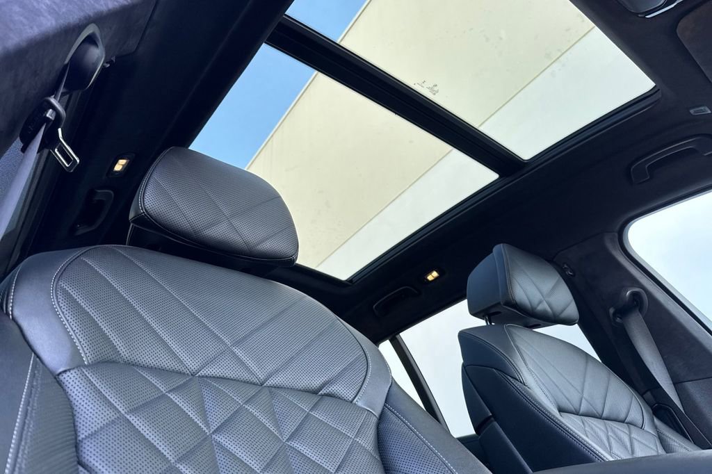 Used 2024 BMW X7 xDrive40i w/ M Sport Package AWD/4WD image 18