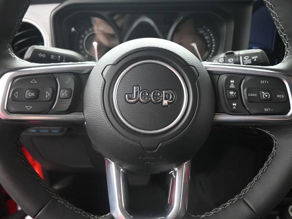 Used 2025 Jeep Wrangler Unlimited Sahara AWD/4WD image 11