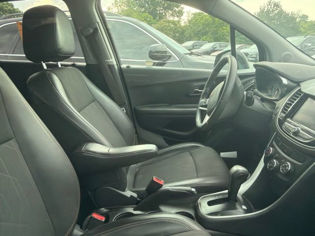 Used 2022 Chevrolet Trax LT w/ LT Convenience Package FWD image 2