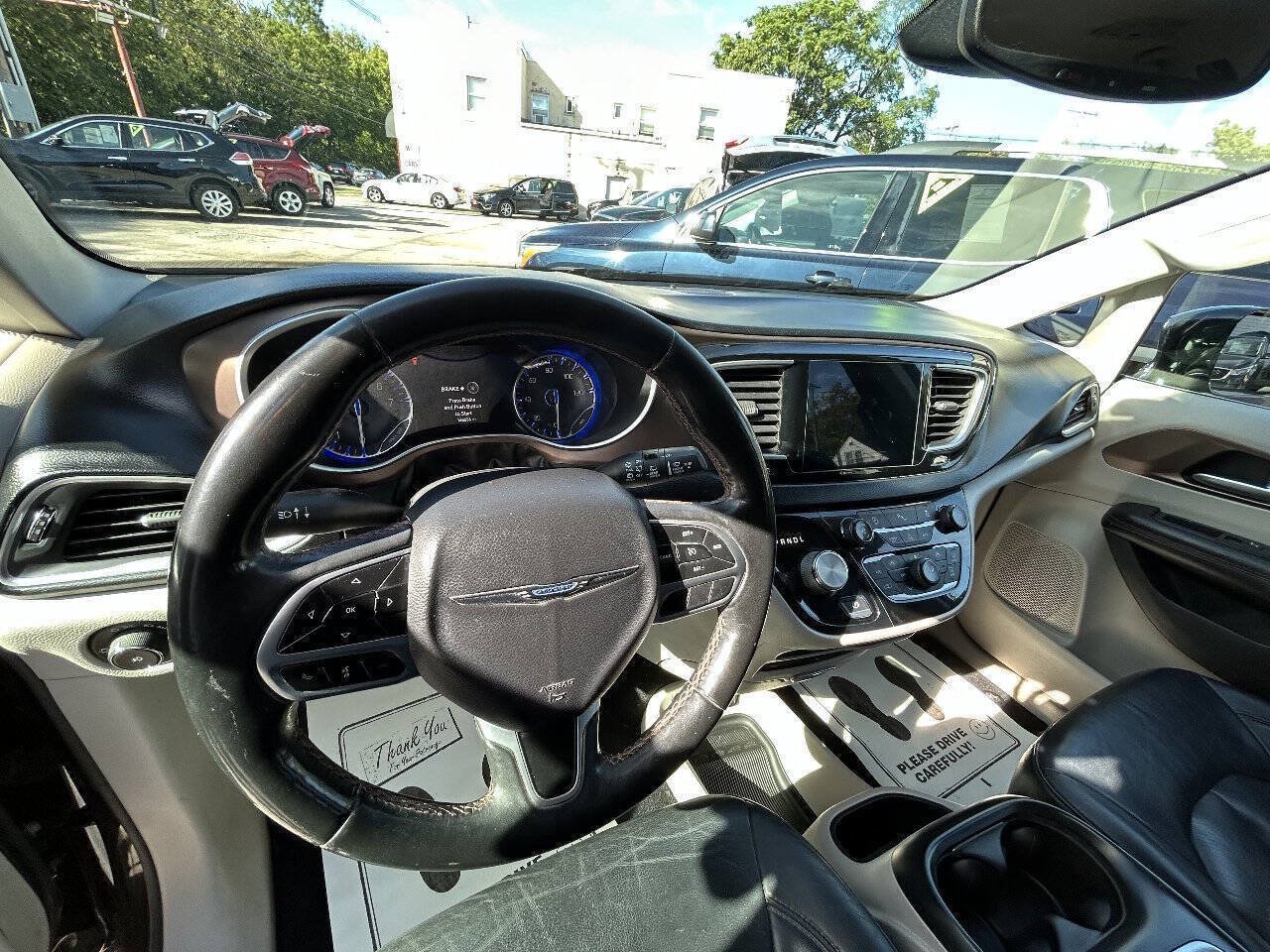 Used 2017 Chrysler Pacifica Touring-L Plus FWD image 5