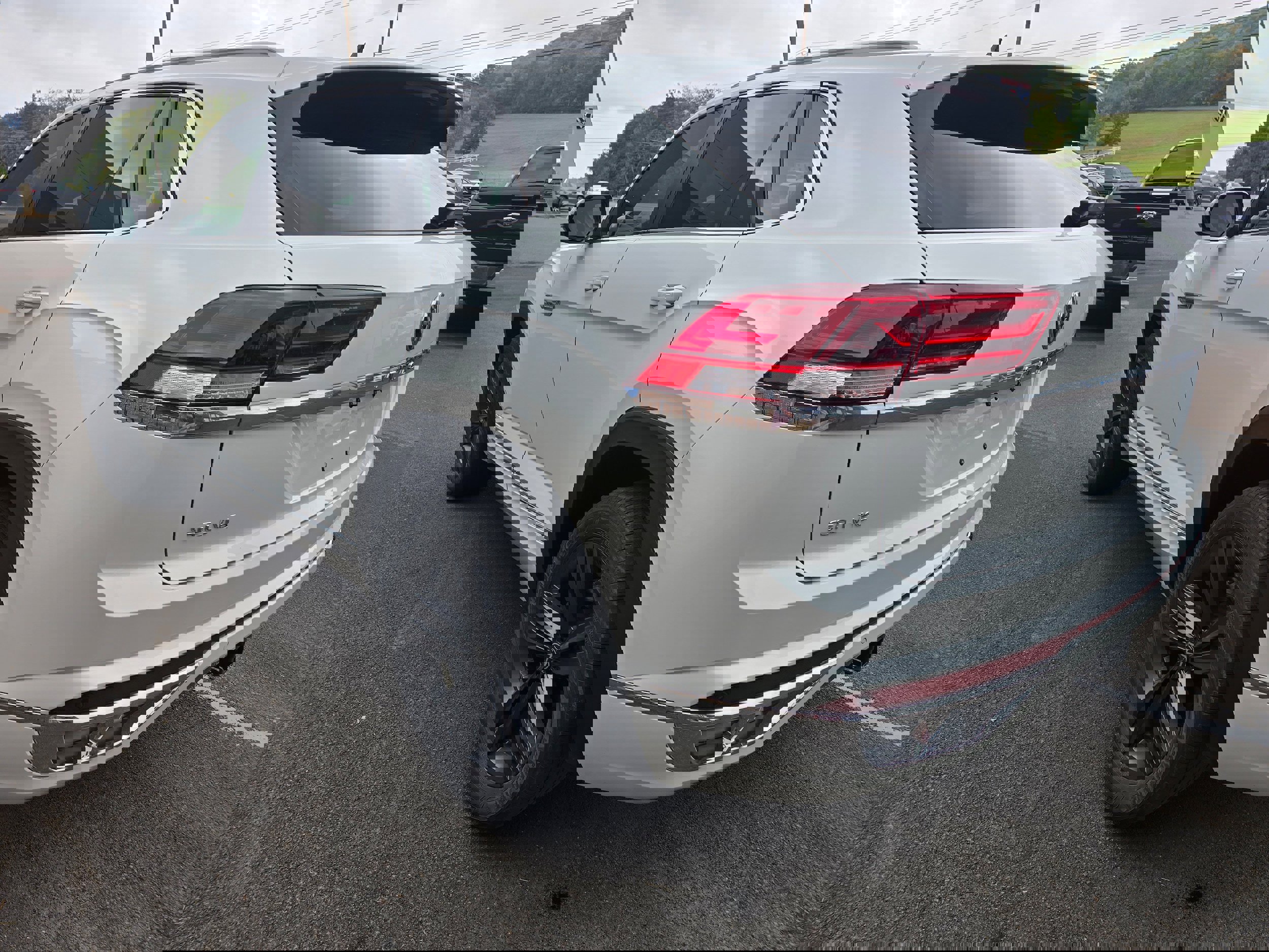 Certified 2022 Volkswagen Atlas Cross Sport SEL R-Line image 5