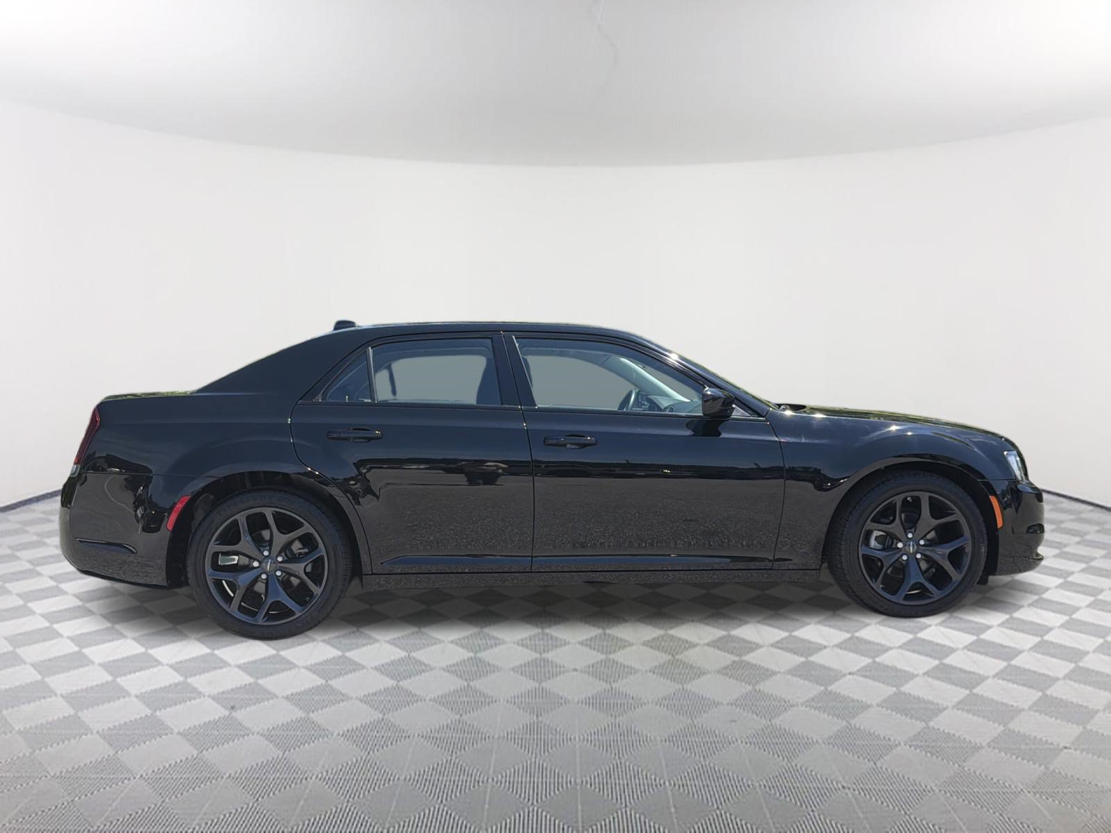 Used 2022 Chrysler 300 Touring w/ Sport Appearance Package RWD image 7