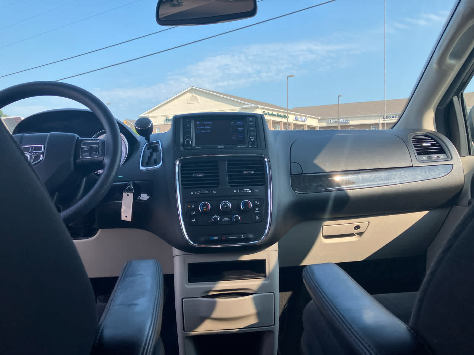 Used 2019 Dodge Grand Caravan SE FWD image 25