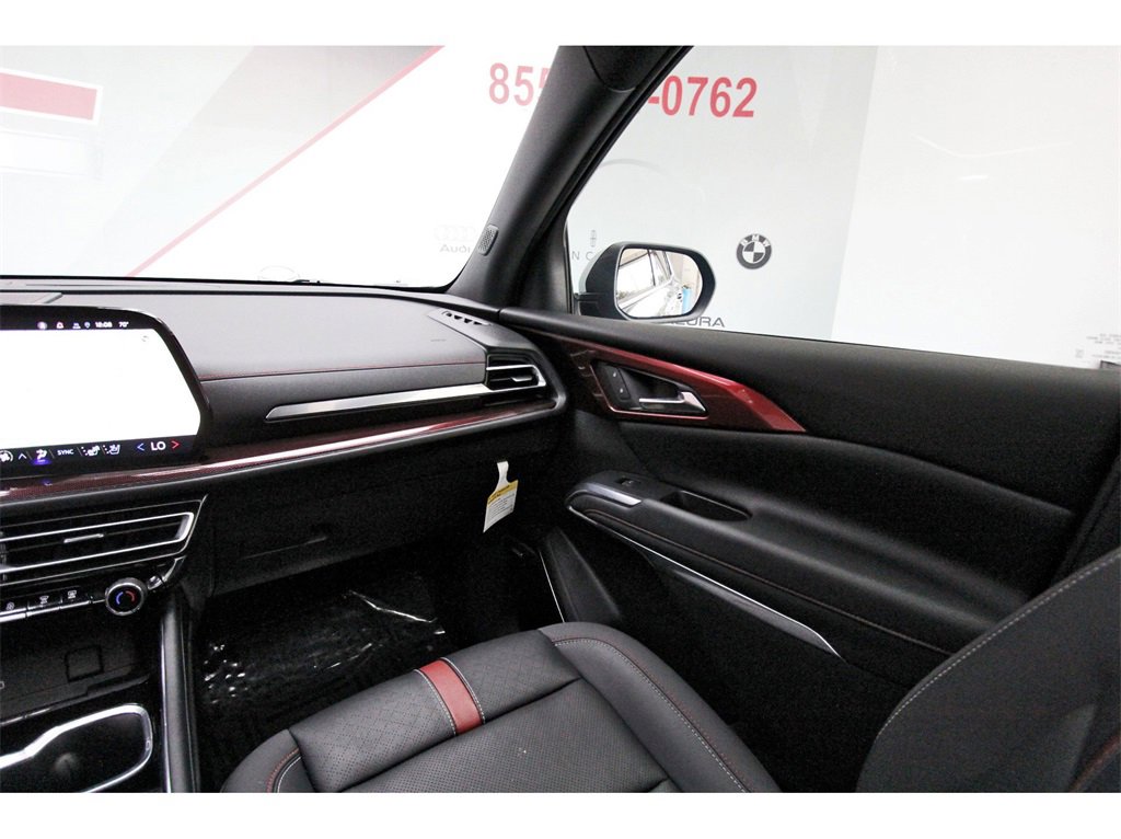 Used 2025 Chevrolet Traverse RS image 8