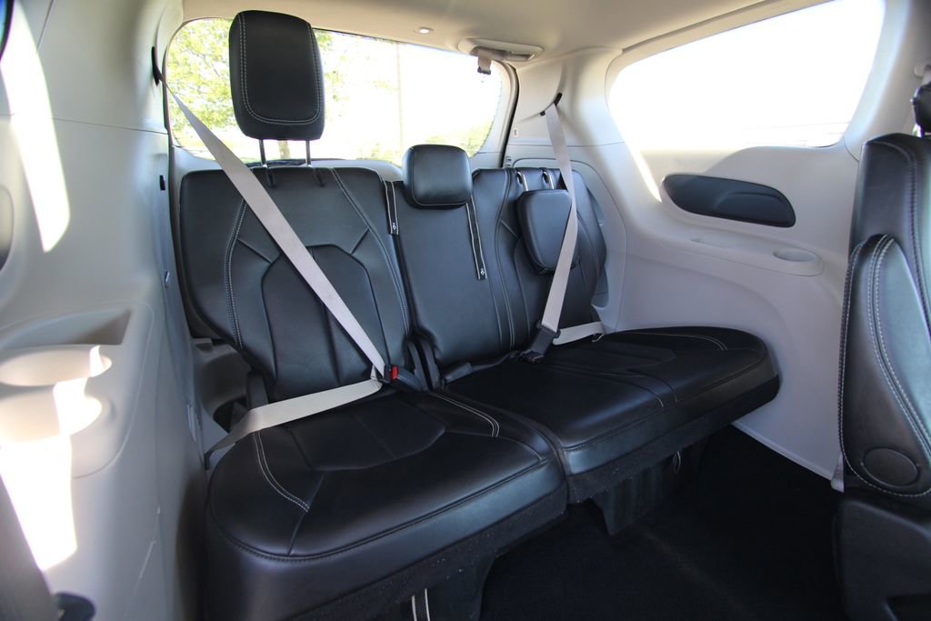 Used 2024 Chrysler Pacifica Touring-L FWD image 10