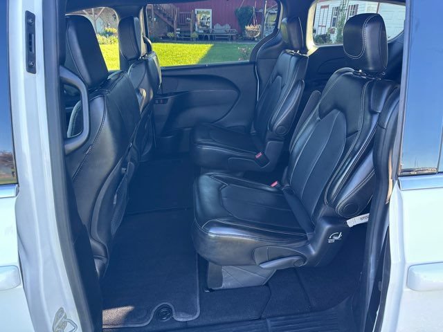 Used 2025 Chrysler Pacifica Select FWD image 16