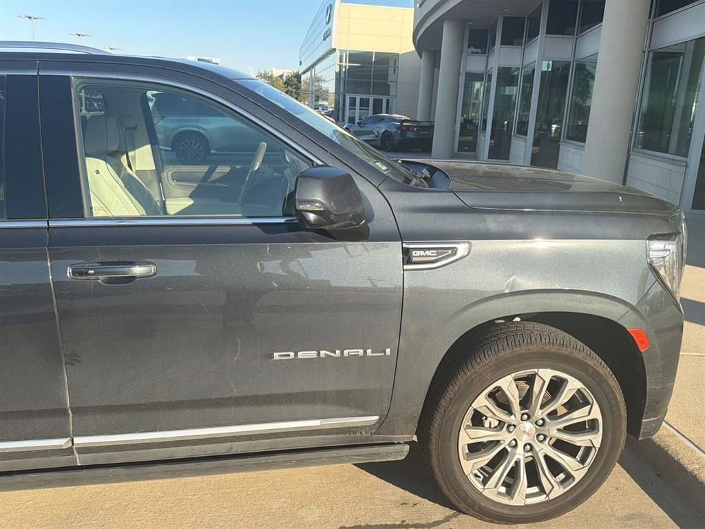 Used 2021 GMC Yukon XL Denali w/ Denali Premium Package image 11