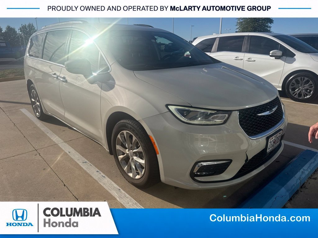 Used 2021 Chrysler Pacifica Touring-L w/ Uconnect Theater Family Group