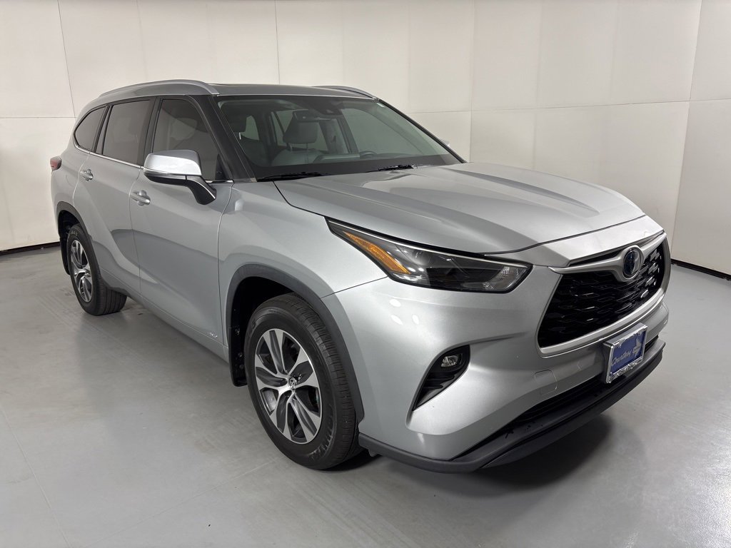 Used 2023 Toyota Highlander XLE image 2