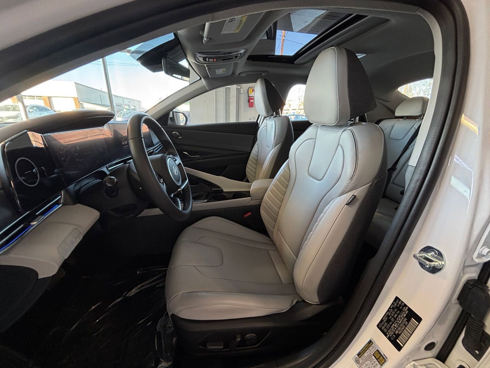 Used 2025 Hyundai Elantra Limited image 30