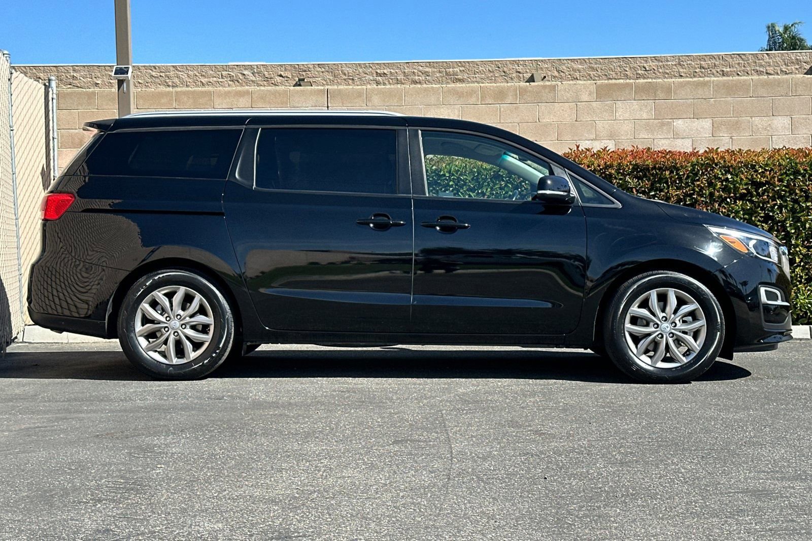Used 2021 Kia Sedona EX image 3