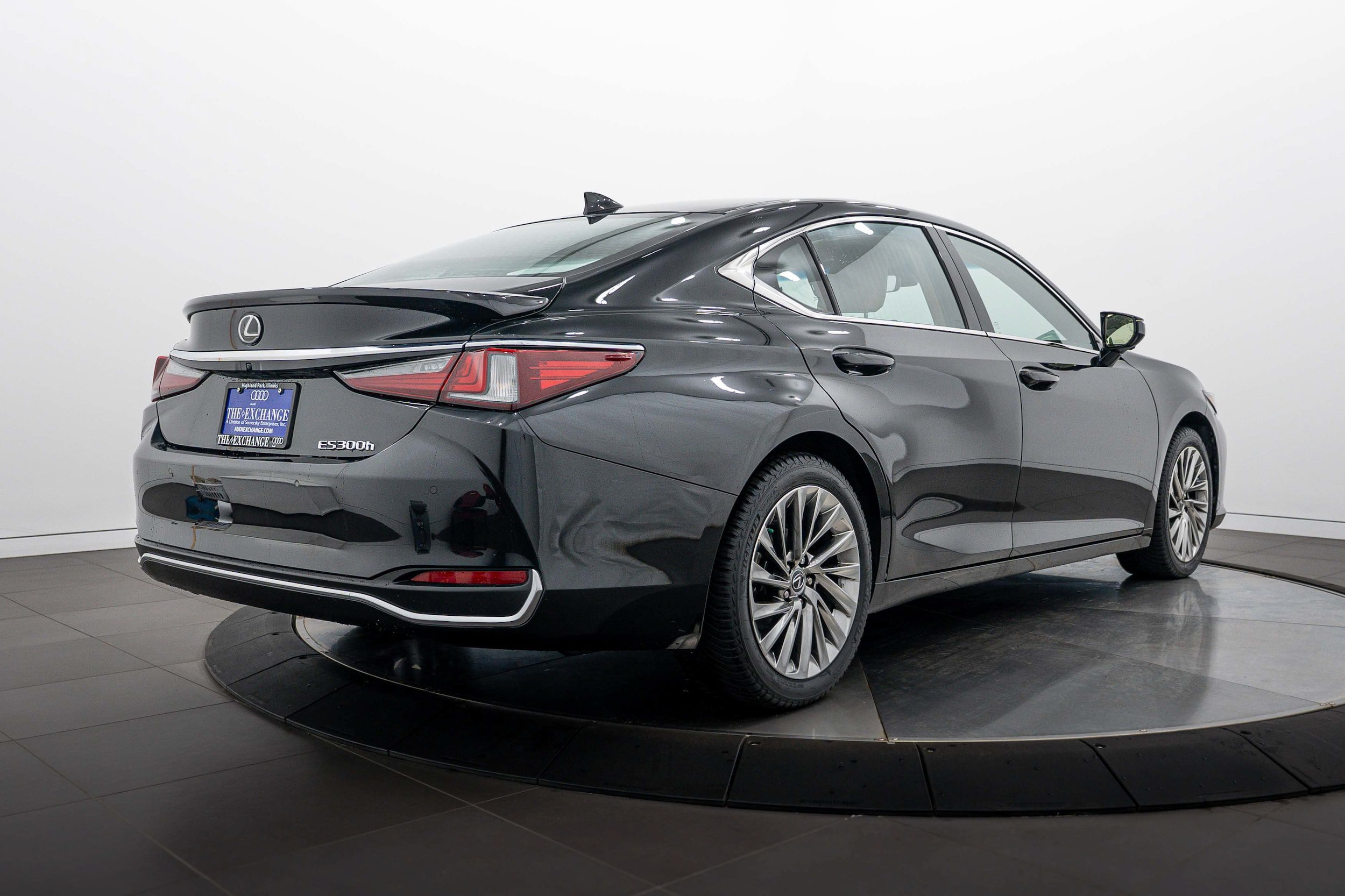 Used 2023 Lexus ES 300h Ultra Luxury w/ Accessory Package (Z2) FWD image 4