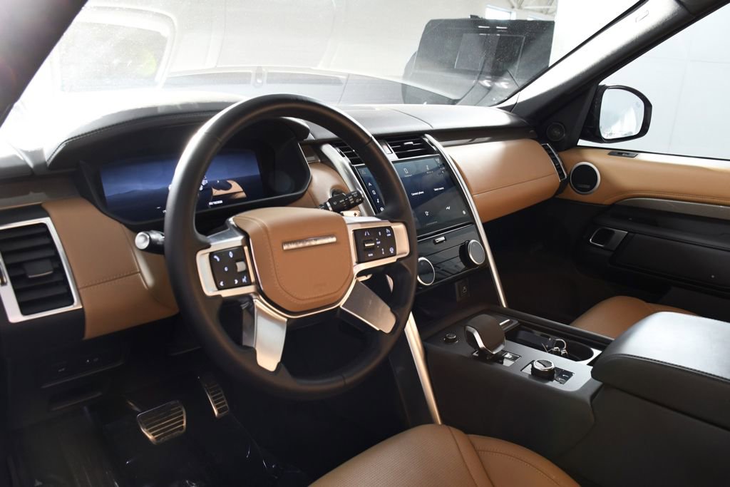 Used 2024 Land Rover Discovery Metropolitan Edition image 12