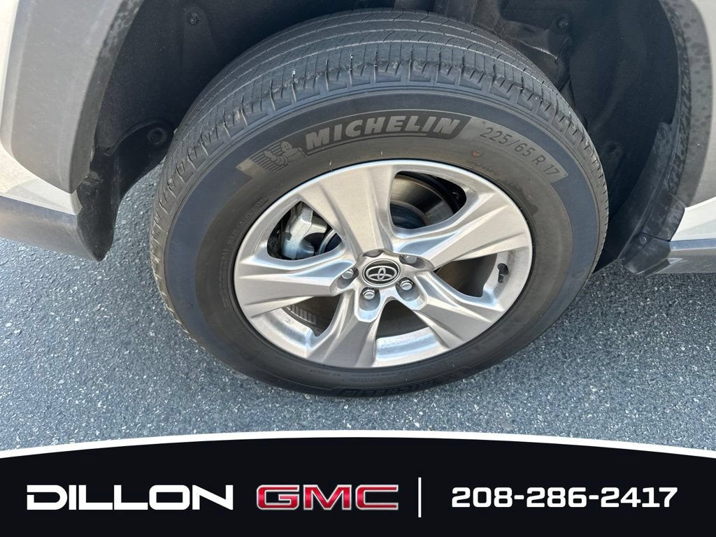 Used 2025 Toyota RAV4 XLE AWD/4WD image 19