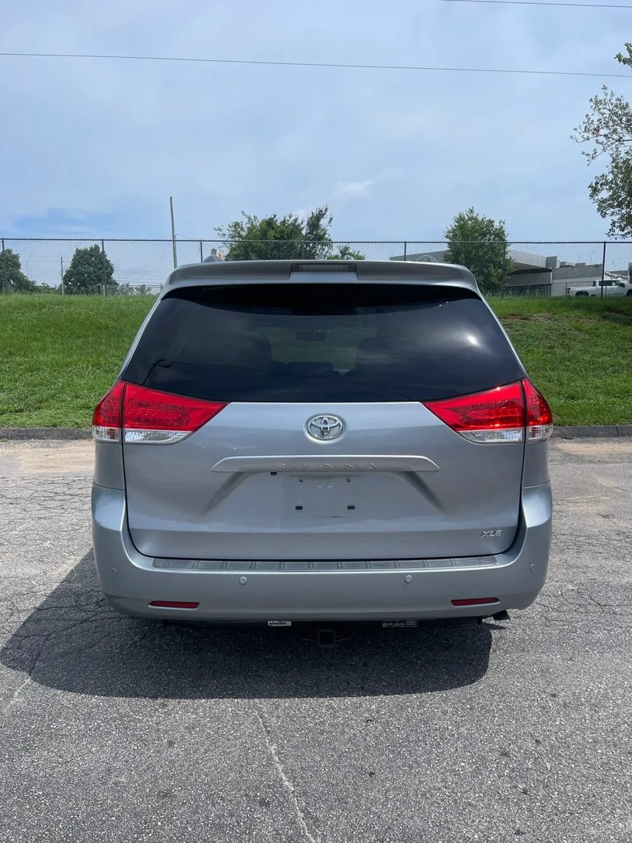 Used 2011 Toyota Sienna XLE w/ Premium Pkg FWD image 6