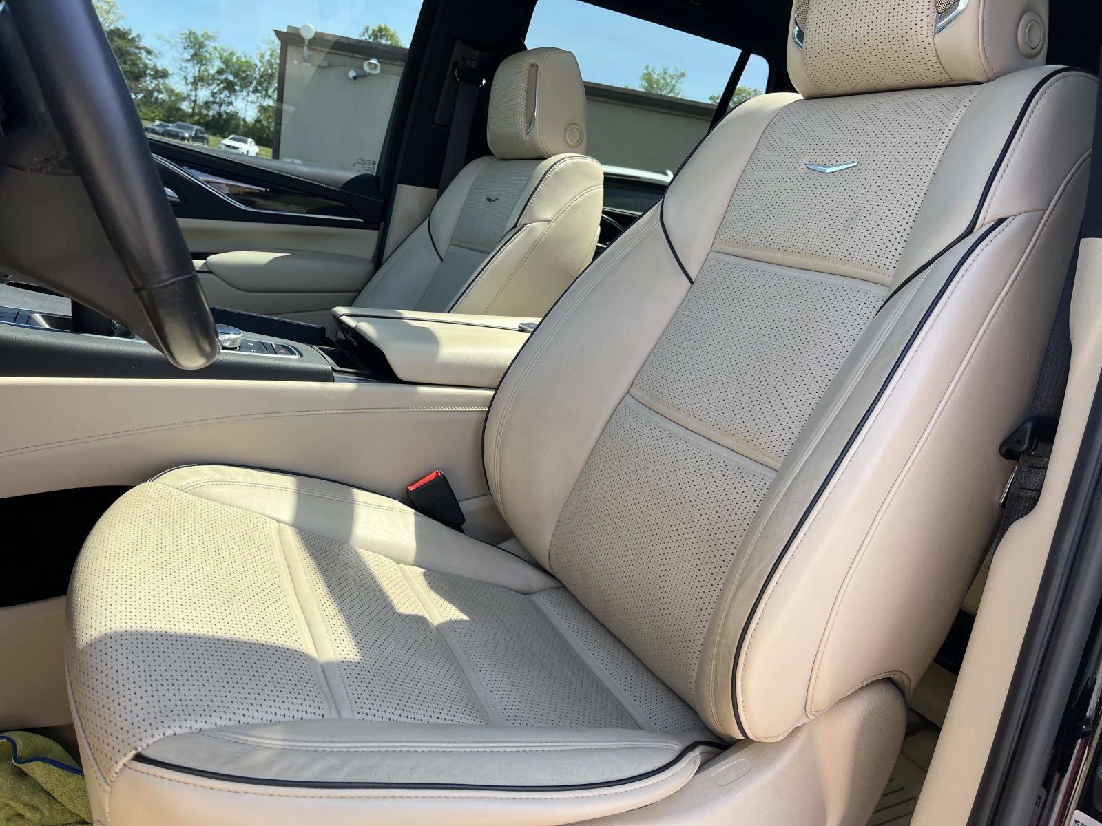 Used 2021 Cadillac Escalade Premium Luxury AWD/4WD image 28