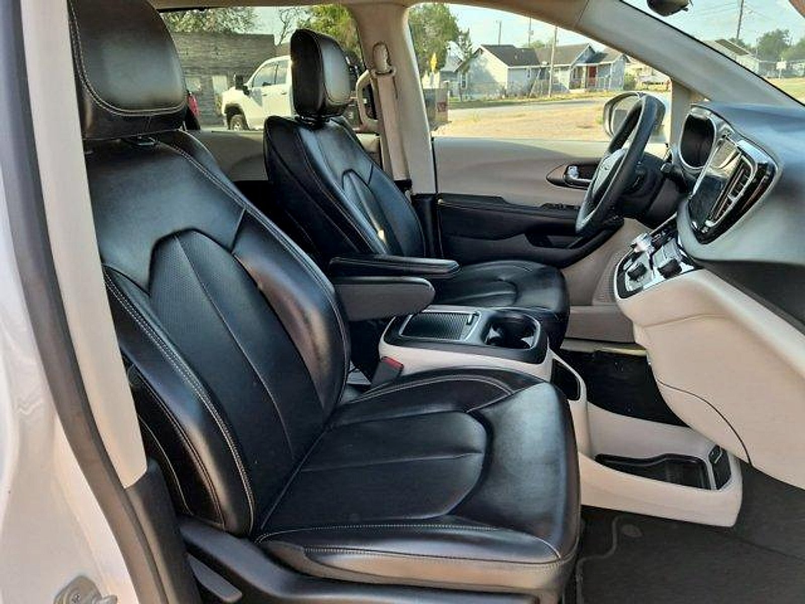 Used 2023 Chrysler Pacifica Touring-L FWD image 26
