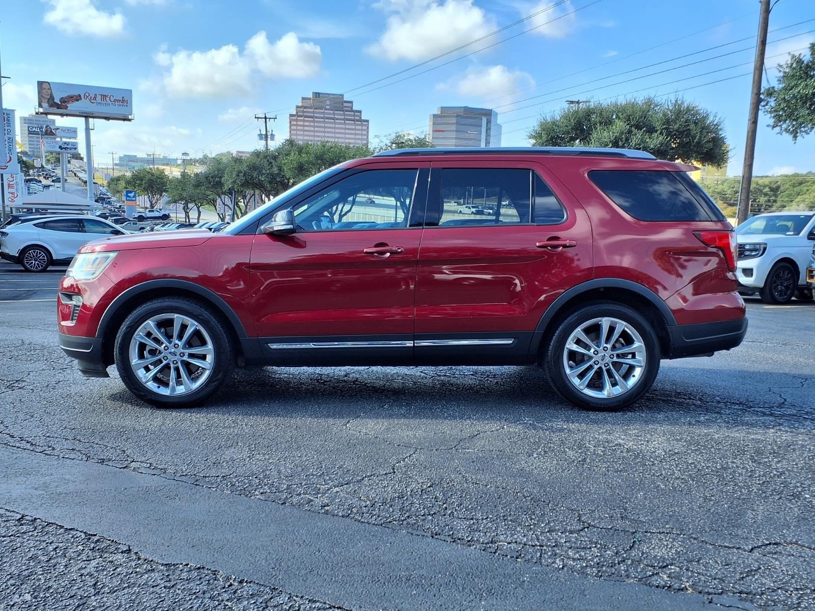Used 2018 Ford Explorer XLT w/ Equipment Group 202A FWD image 2