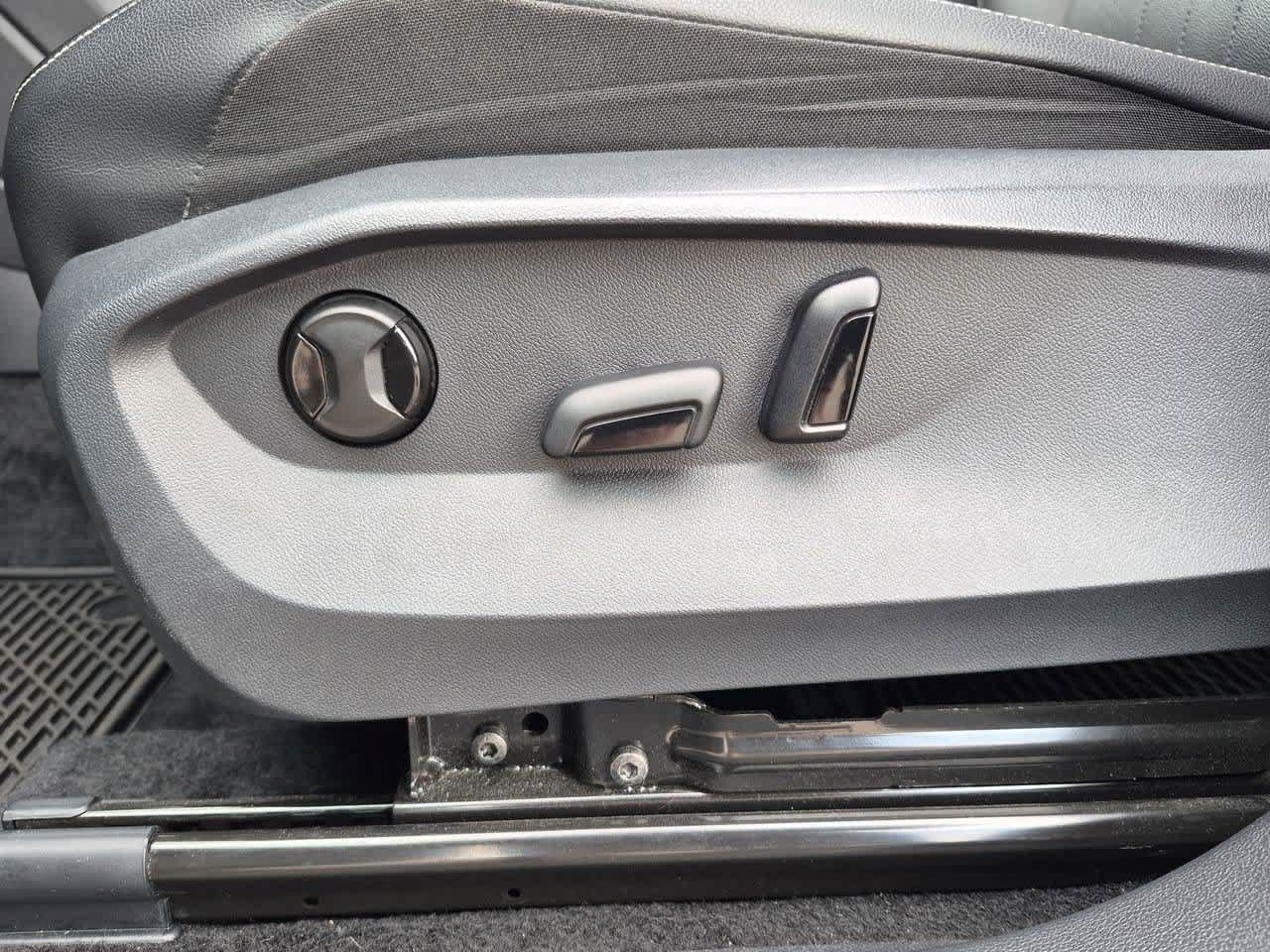 Used 2024 Volkswagen Tiguan SE AWD/4WD image 17