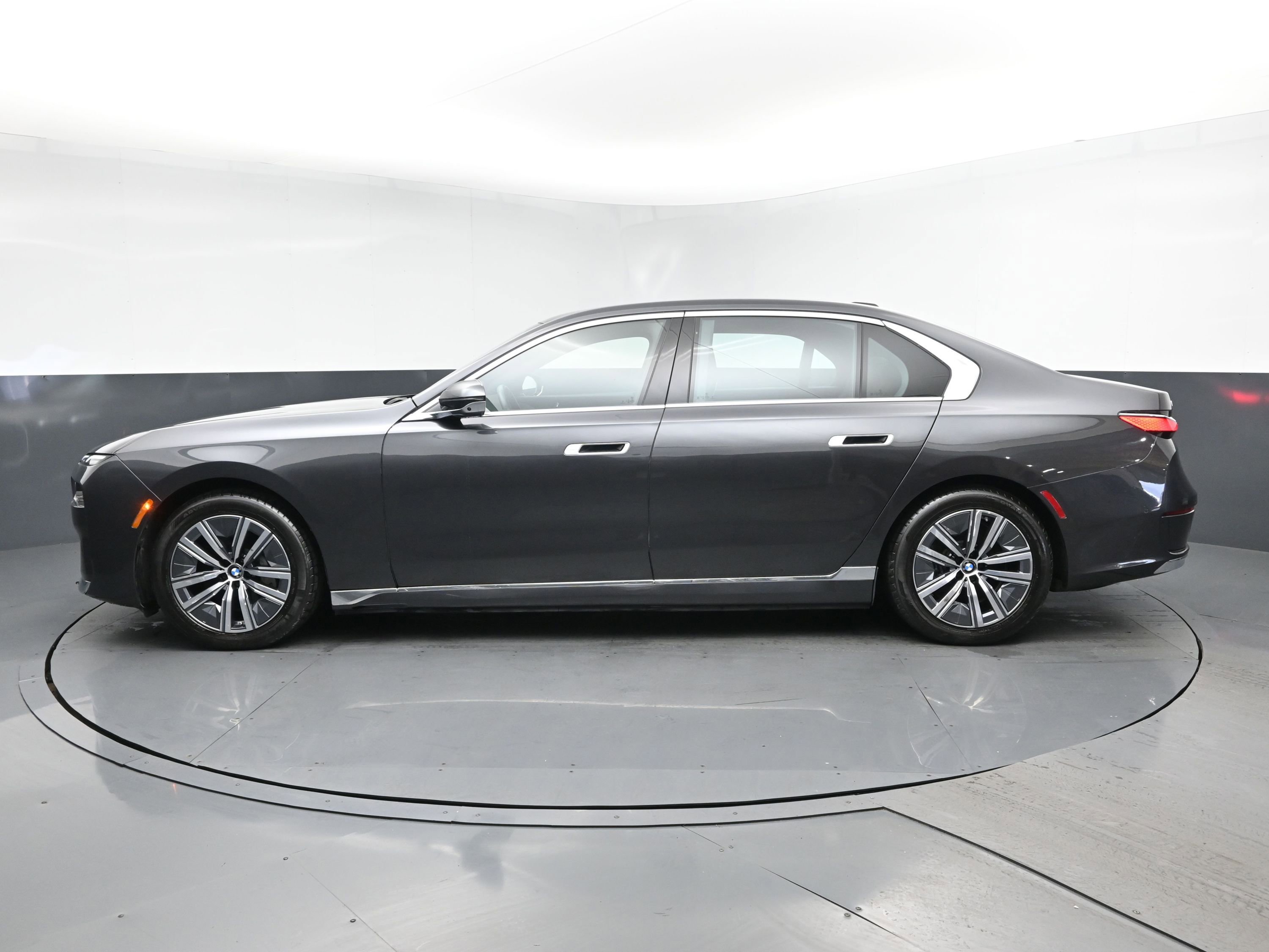 Used 2024 BMW i7 eDrive50 RWD image 4
